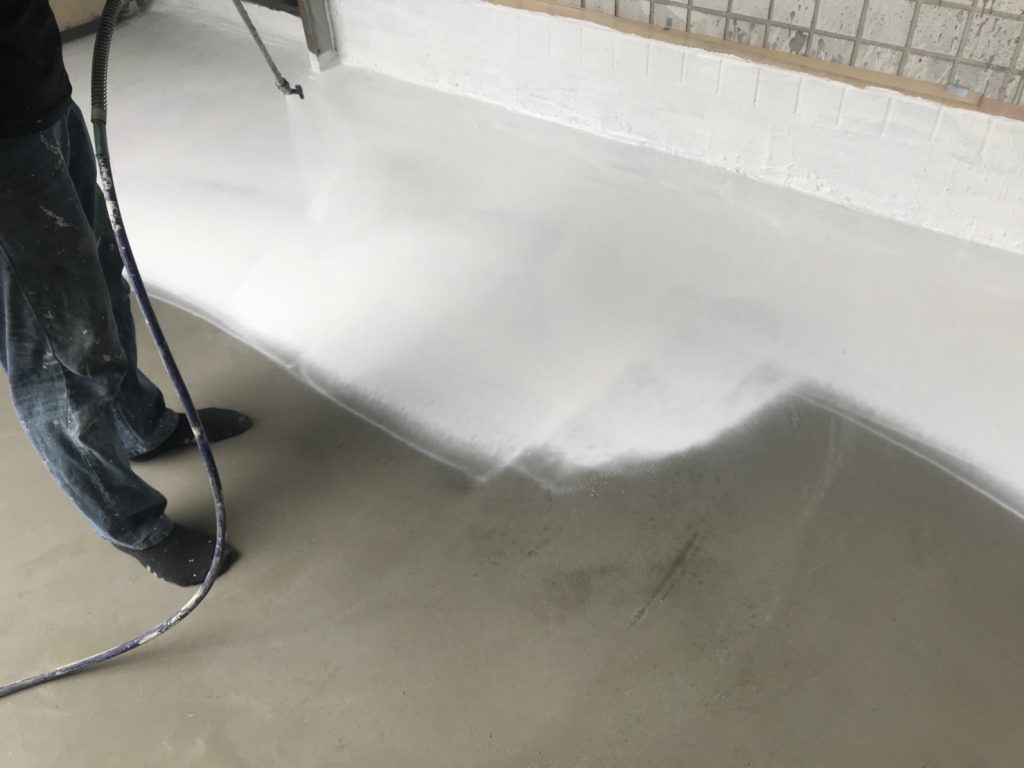 CGF7600A 水性抗污隔熱防水漆、CG100TIC 水泥系隔熱保溫塗料、ITP3100 水性無機保溫漆、EIC7670 水性高效能保溫塗料均可以噴塗施工，簡單方便快捷