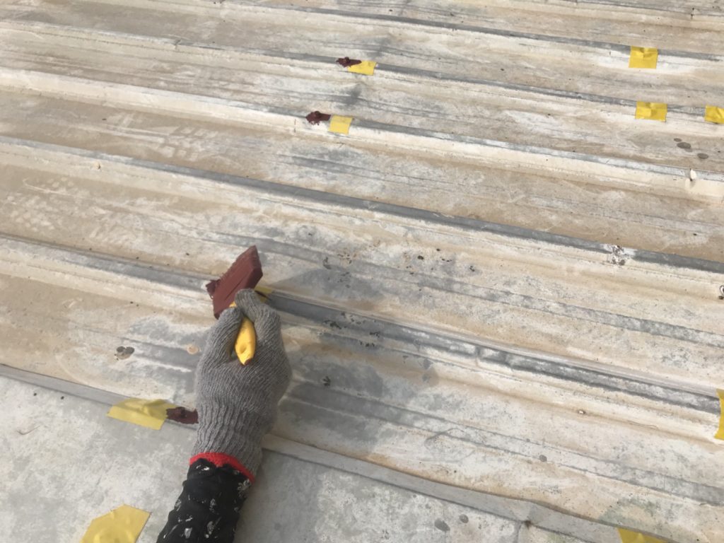 台灣高雄橋頭廠房鐵皮屋使用CGF7600A水性抗污隔熱防水漆施工中