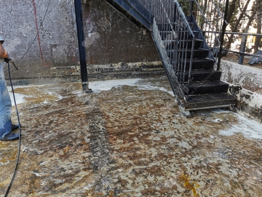 用高壓水槍沖洗地台