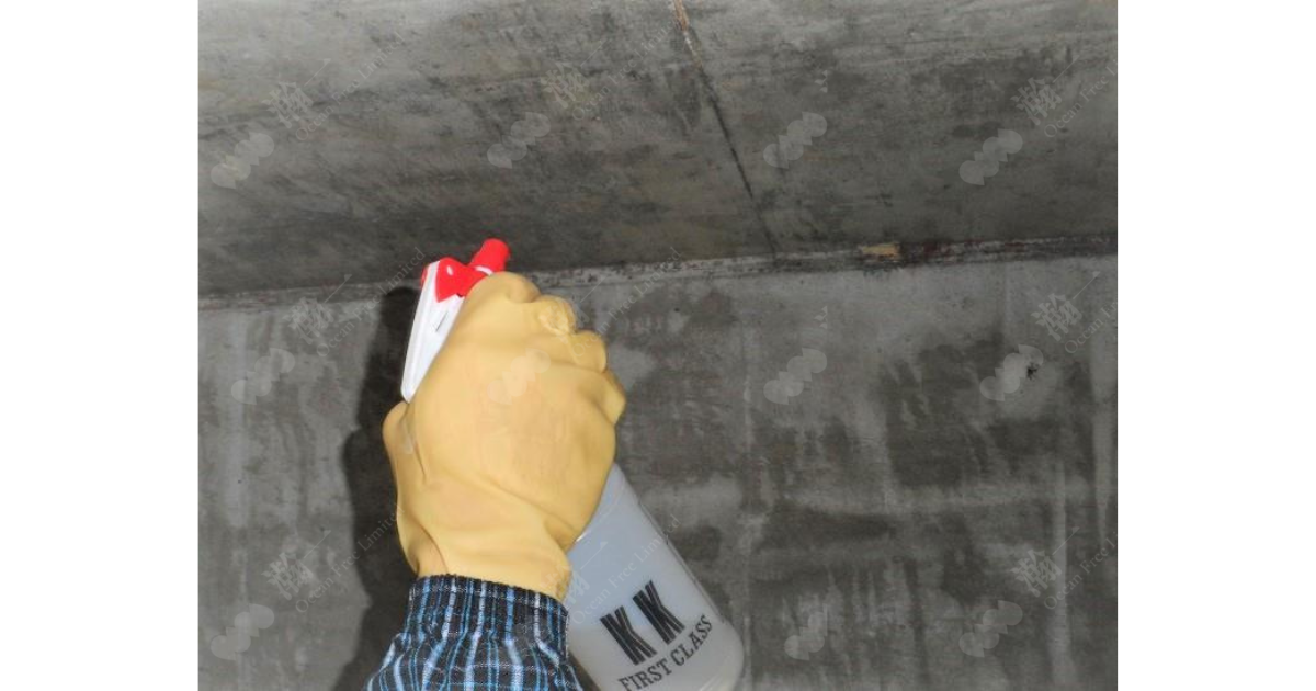 天花牆身保溫工程_施工中_底層噴灑卓先液