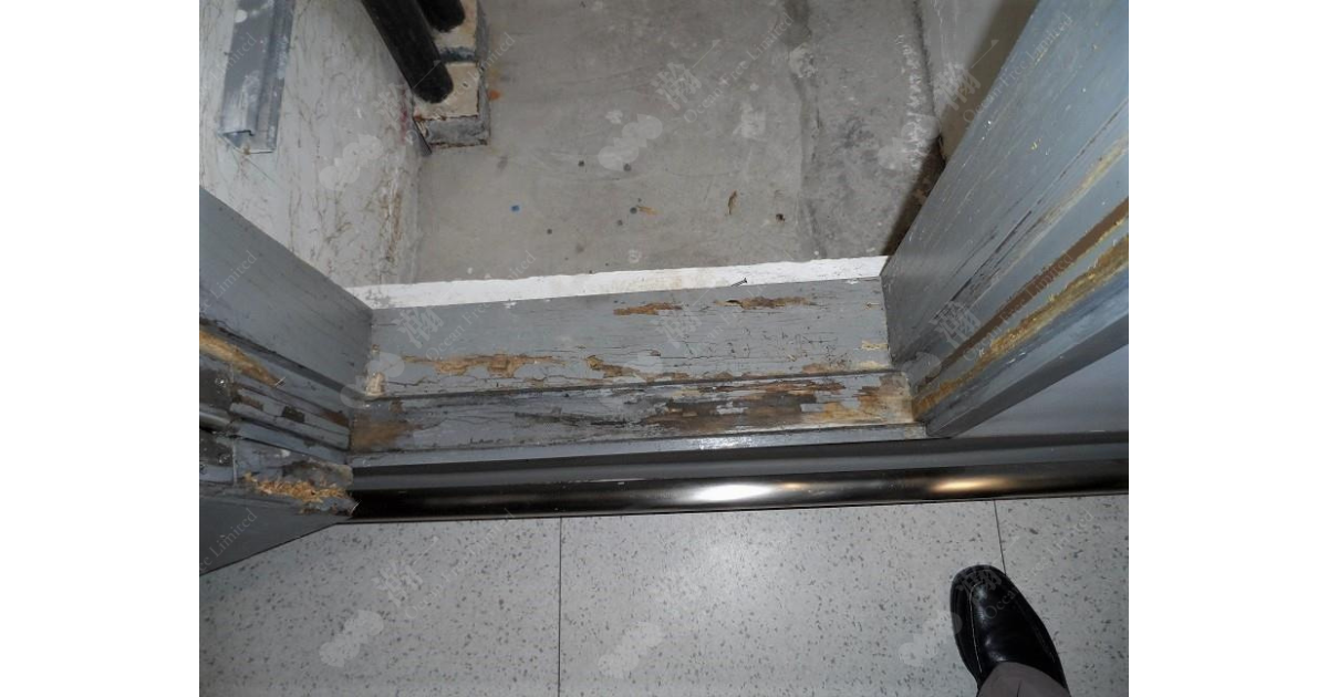 天花牆身保溫工程_施工前_上層木門框發霉