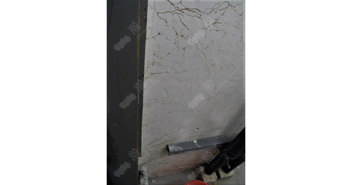 天花牆身保溫工程_施工前_上層牆身發霉及出現裂縫