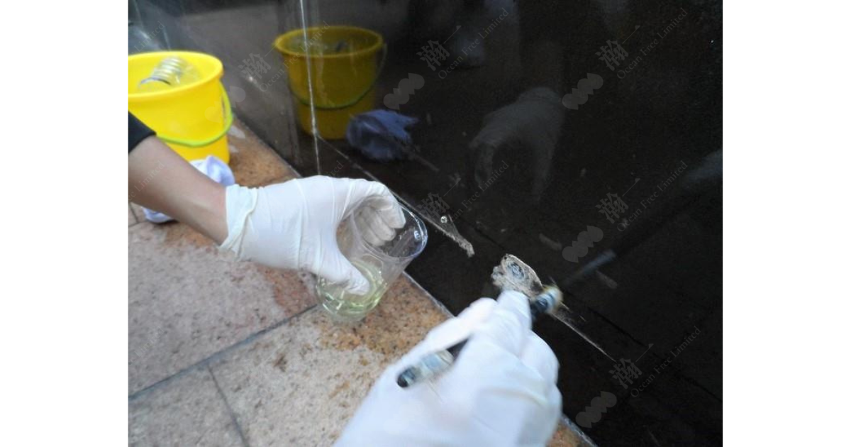 使用除油寶及CG700白華溶解清潔劑能夠清洗表面,回復建築物美觀狀態;要根治白華問題必須處理滲漏問題,建議使用卓先液重造防水層,有效抵抗白華及水汽入侵。