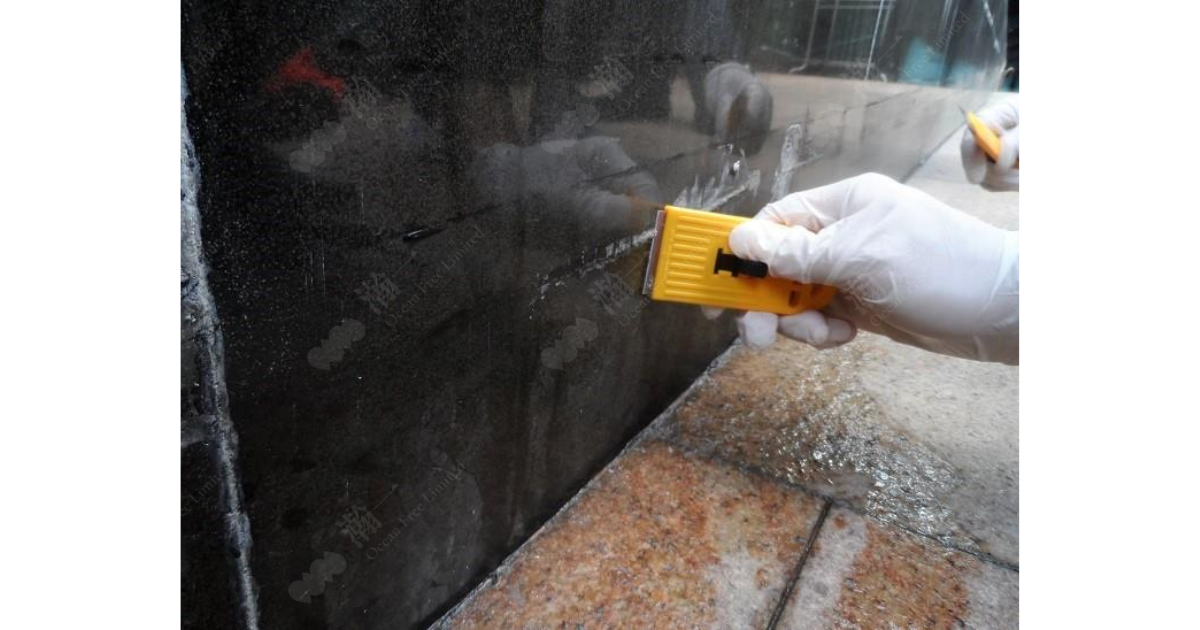 使用除油寶及CG700白華溶解清潔劑能夠清洗表面,回復建築物美觀狀態;要根治白華問題必須處理滲漏問題,建議使用卓先液重造防水層,有效抵抗白華及水汽入侵。