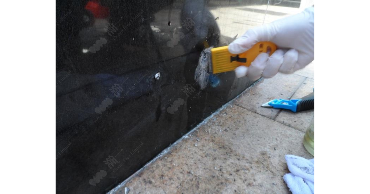 使用除油寶及CG700白華溶解清潔劑能夠清洗表面,回復建築物美觀狀態;要根治白華問題必須處理滲漏問題,建議使用卓先液重造防水層,有效抵抗白華及水汽入侵。