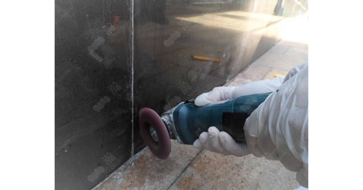 使用除油寶及CG700白華溶解清潔劑能夠清洗表面,回復建築物美觀狀態;要根治白華問題必須處理滲漏問題,建議使用卓先液重造防水層,有效抵抗白華及水汽入侵。