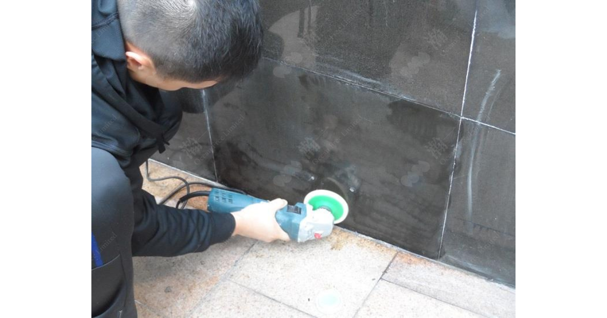 使用除油寶及CG700白華溶解清潔劑能夠清洗表面,回復建築物美觀狀態;要根治白華問題必須處理滲漏問題,建議使用卓先液重造防水層,有效抵抗白華及水汽入侵。