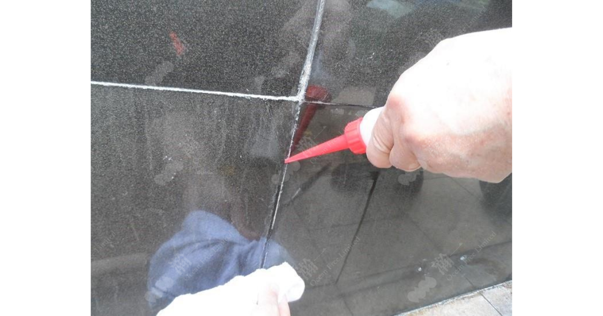 使用除油寶及CG700白華溶解清潔劑能夠清洗表面,回復建築物美觀狀態;要根治白華問題必須處理滲漏問題,建議使用卓先液重造防水層,有效抵抗白華及水汽入侵。