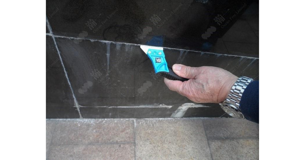 使用除油寶及CG700白華溶解清潔劑能夠清洗表面,回復建築物美觀狀態;要根治白華問題必須處理滲漏問題,建議使用卓先液重造防水層,有效抵抗白華及水汽入侵。