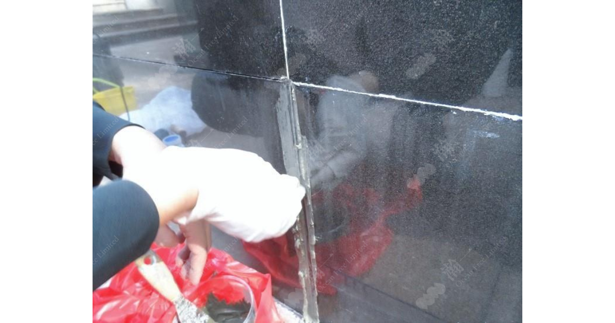 使用除油寶及CG700白華溶解清潔劑能夠清洗表面,回復建築物美觀狀態;要根治白華問題必須處理滲漏問題,建議使用卓先液重造防水層,有效抵抗白華及水汽入侵。