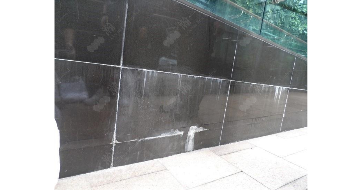 使用除油寶及CG700白華溶解清潔劑能夠清洗表面,回復建築物美觀狀態;要根治白華問題必須處理滲漏問題,建議使用卓先液重造防水層,有效抵抗白華及水汽入侵。