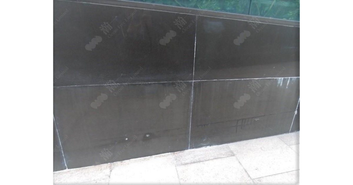 使用除油寶及CG700白華溶解清潔劑能夠清洗表面,回復建築物美觀狀態;要根治白華問題必須處理滲漏問題,建議使用卓先液重造防水層,有效抵抗白華及水汽入侵。